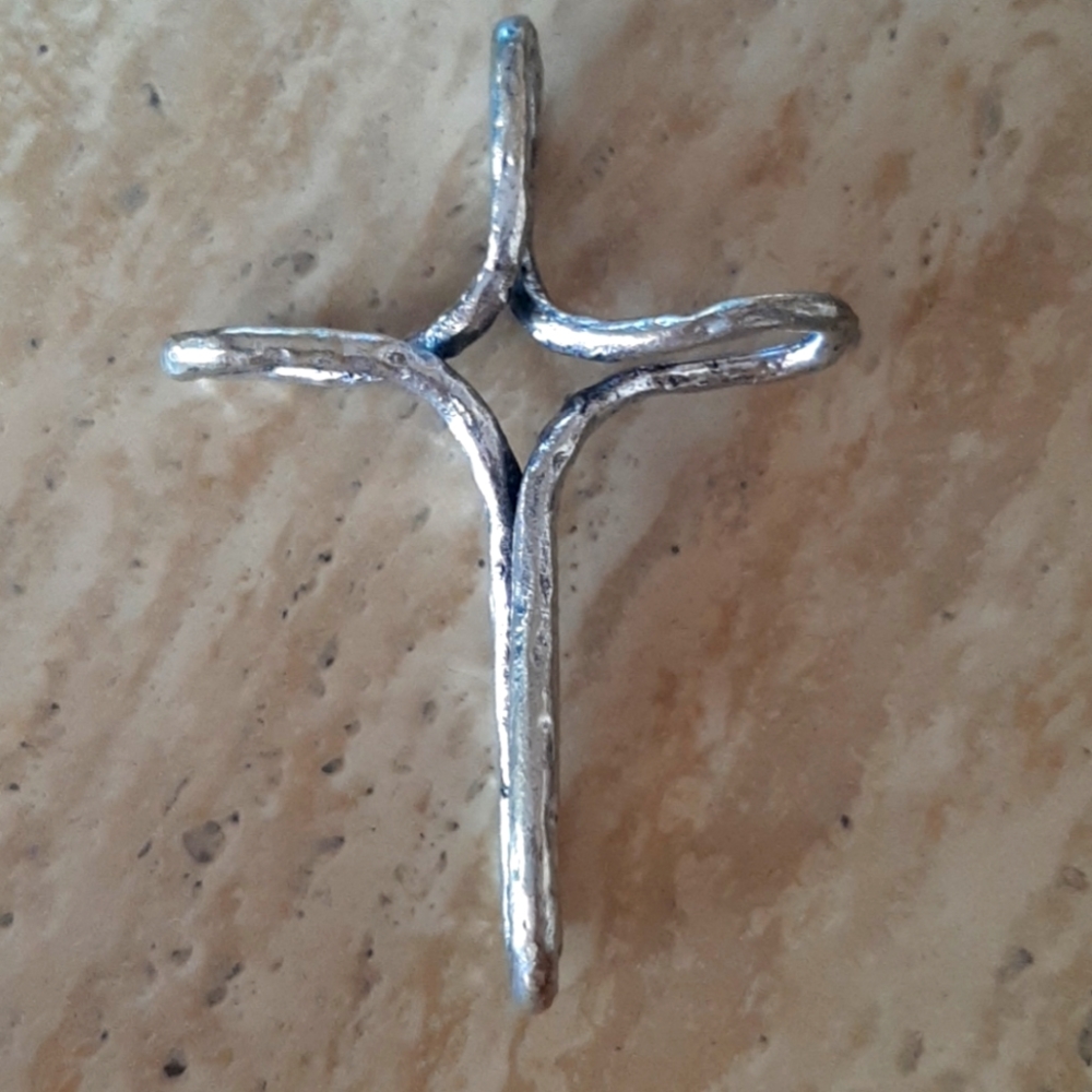 CHUNKY SIVER METAL CROSS PENDANT
